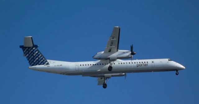 de Havilland Dash 8-400 (C-GLQB) - Porter Q400 landing 22L in Boston, MA.