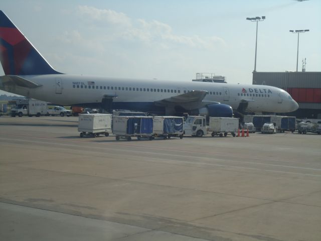 Boeing 757-200 (N657DL)