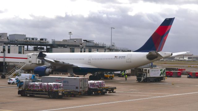 Airbus A330-200 (N851NW) - Delta Air Lines Airbus A330-223 N851NW in London Heathrow