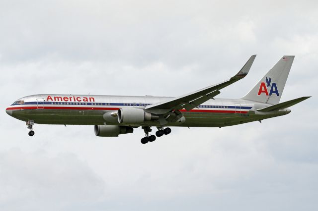 BOEING 767-300 (N354AA)