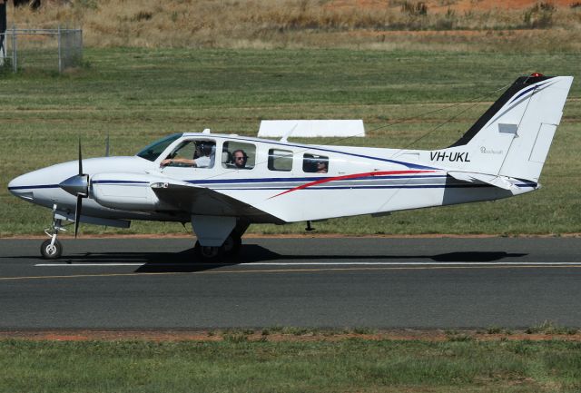 Beechcraft Baron (58) (VH-UKL)