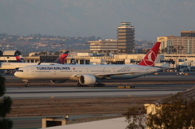 BOEING 777-300ER (TC-JJL)