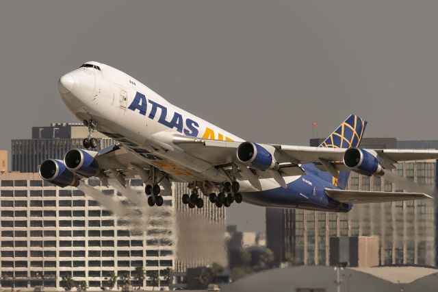 Boeing 747-400 (N415MC) - 11th November, 2024: Taking off from runway 25R at LAX. 