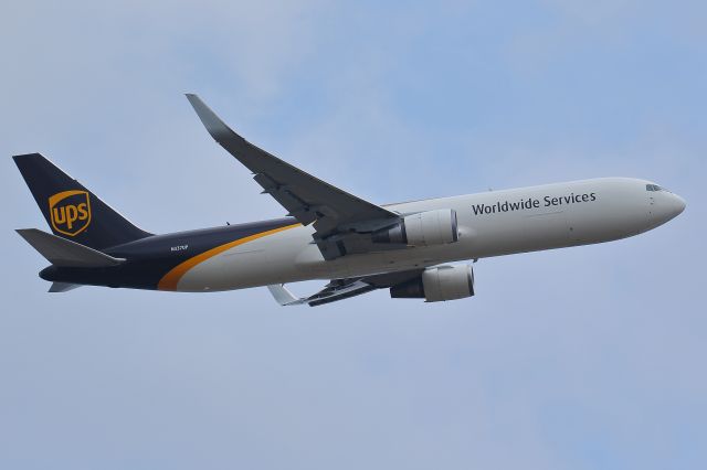 BOEING 767-300 (N337UP)