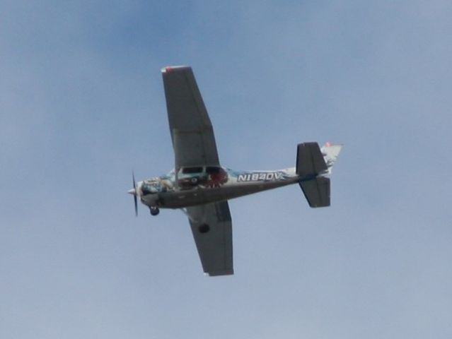 Cessna Skyhawk (N1840V) - Fly over Jiyugaoka approx. 1900ft.br /Sorry for coarse image.