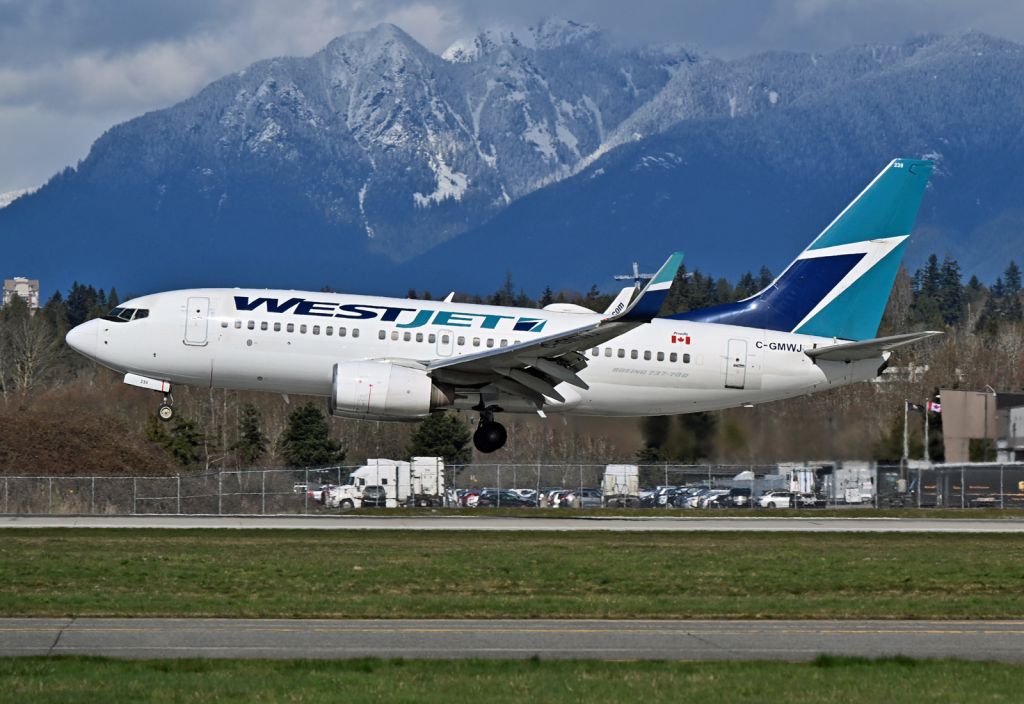 Boeing 737-700 (C-GMWJ)