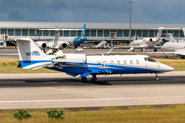 Learjet 60 (N711SE) - Landing 10