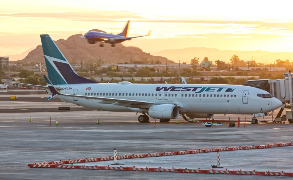 Boeing 737-800 (C-FUSM)