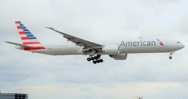 BOEING 777-300ER (N725AN)