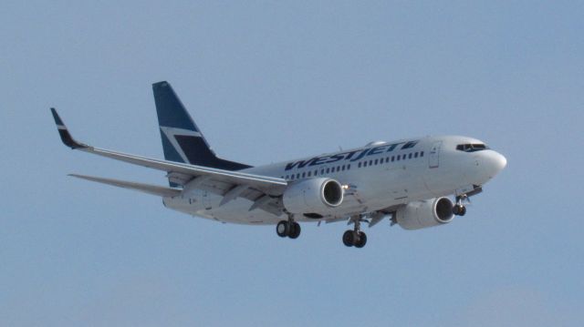 Boeing 737-700 (C-GWSP)