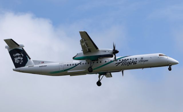 de Havilland Dash 8-400 (N452QX)