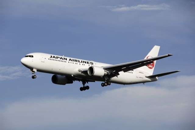 BOEING 767-300 (JA654J) - Final Approach to Narita Intl Airport Rwy16L on 2013/08/20