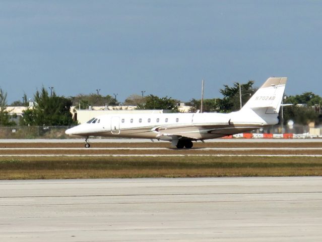 Cessna Citation Sovereign (N702AB) - Rollout after landing.