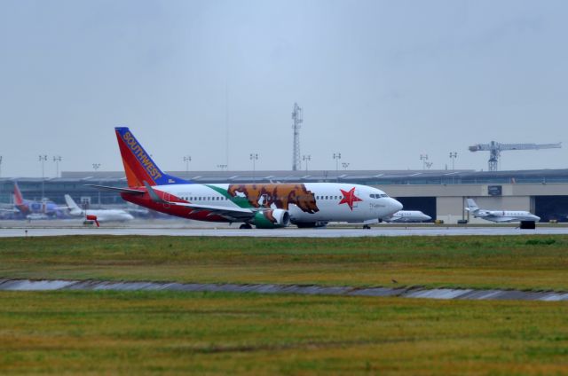 BOEING 737-300 (N609SW) - Taxiing MIKE KHOU - N609SW