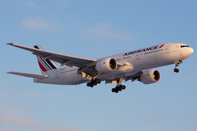 Boeing 777-200 (F-GSPZ) - On a very cold evening in Toronto -20 this Air France 777 makes her arrival during the golden hour just seconds away from touch down!br /br /Full Quality: a rel=nofollow href=http://www.jetphotos.net/viewphoto.php?id=7756786http://www.jetphotos.net/viewphoto.php?id=7756786/abr /br /Editing Pictures: a rel=nofollow href=http://www.youtube.com/watch?v=i0mpFOHOXJUhttp://www.youtube.com/watch?v=i0mpFOHOXJU/a