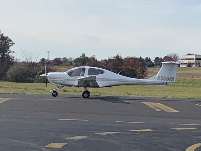 Diamond Star (N859PA) - N859PA (DA40) arriving at Wings Field (KLOM)br /Photo Date: November 20, 2021