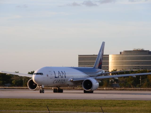 BOEING 777-200LR (N776LA)