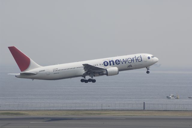 BOEING 767-300 (JA8980) - Departure at Haneda Intl Airport Rwy16L on 2012/03/28 "One World c/s"