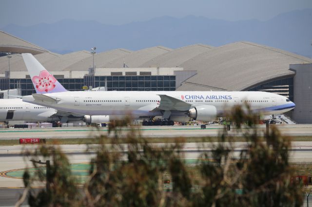 BOEING 777-300ER (B-18002)