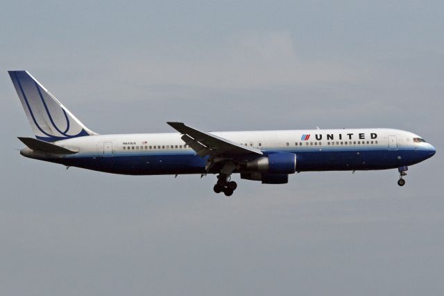 BOEING 767-300 (N641UA)