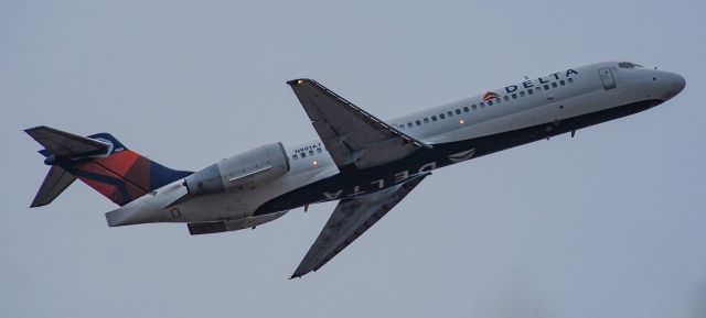 Boeing 717-200 (N991AT) - Climbing out on a dreary evening.  1/11/21.