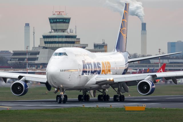 Boeing 747-400 (N465MC)