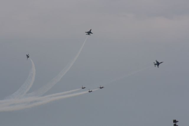 Lockheed F-16 Fighting Falcon — - Thunderbirds at the 2009 Dayton Airshow.