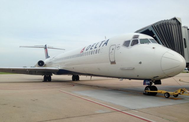 McDonnell Douglas MD-88 (N905DE)