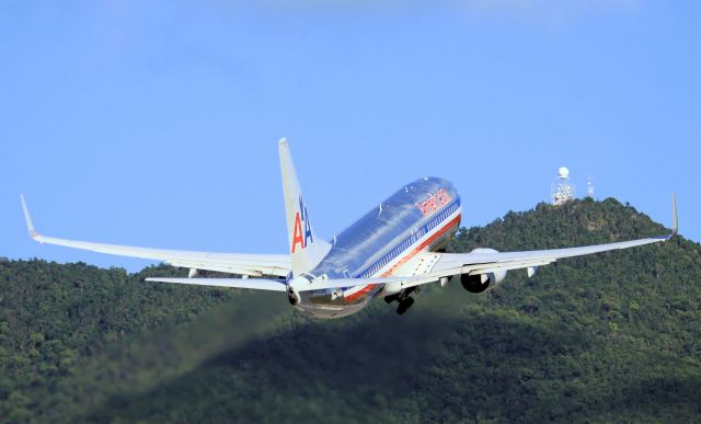 Boeing 737-800 (N906AN) - American airlines climbing the hills at TNCM