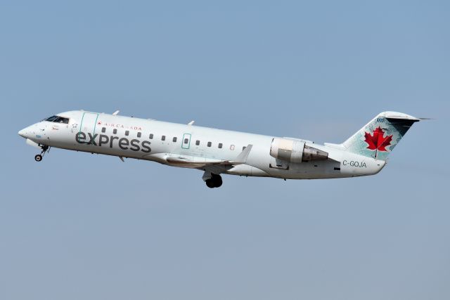 Canadair Regional Jet CRJ-200 (C-GOJA)