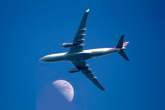 N291AY — - In my front yard, in North Charlotte, on the flight path climbing out of KCLT. 3 minutes flying time from lift off. Approx 9700 feet up already. Using Canon EOS 1D MK IV with a ESM 500mm lens. ISO 250 at 1/1250 F4