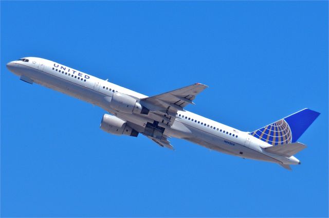 Boeing 757-200 (N543UA)