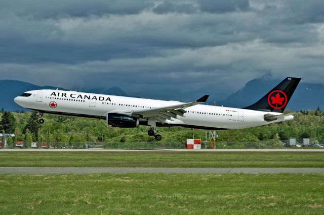Airbus A330-300 (C-GHKC)