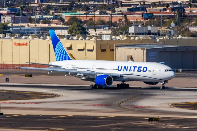 Boeing 777-200 (N775UA) - A United Airlines 777-200 landing at PHX on 2/9/23 during the Super Bowl rush. Taken with a Canon R7 and Tamron 70-200 G2 lens.
