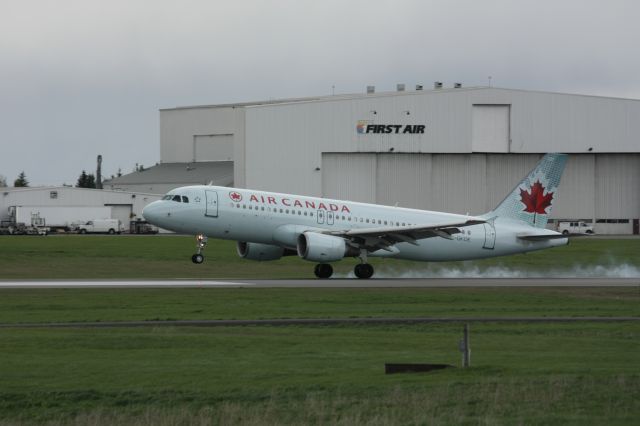 Airbus A320 (C-GKOE)