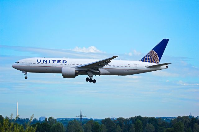Boeing 777-200 (N784UA)