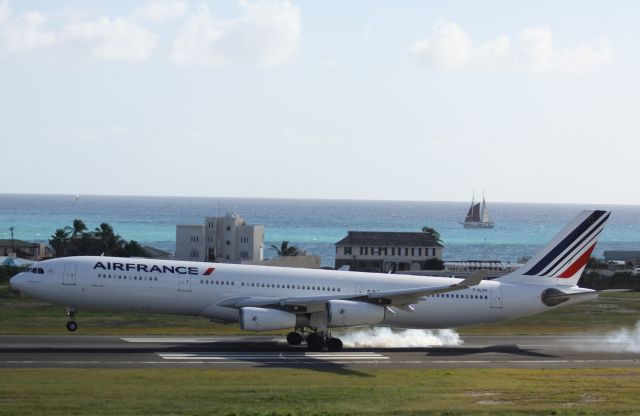 Airbus A340-300 (F-GLZN)
