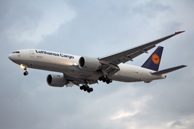 BOEING 777-200LR (D-ALFA) - Lufthansa Cargo / Boeing 777-FBT / MSN 41674 / D-ALFA 07/2019