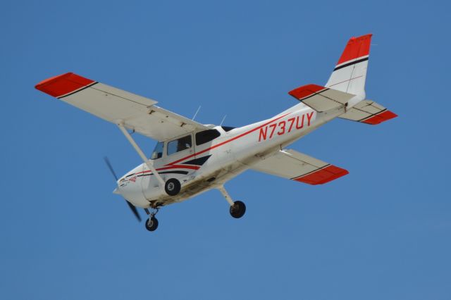 Cessna Skyhawk (N737UY) - FLYCAROLINA LLC on final at KJQF - 7/30/18