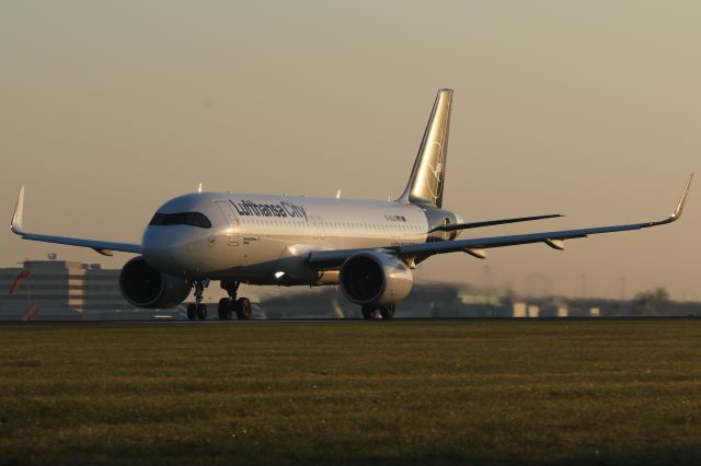 Airbus A320neo (D-AIJI) - LHX2505 departing to MUC just after sunrise 