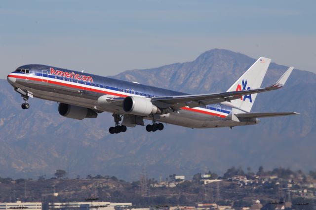BOEING 767-300 (N354AA)