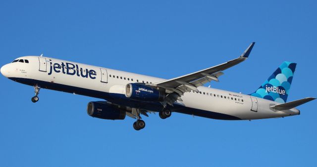 Airbus A321 (N950JT) - 950JT landing at BOS.