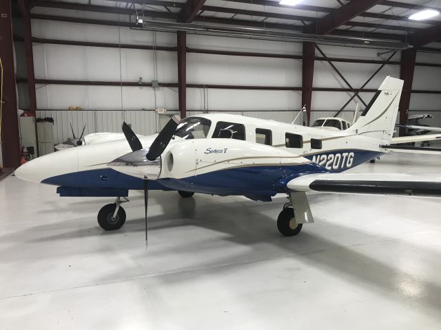 Piper Seneca (N220TG)