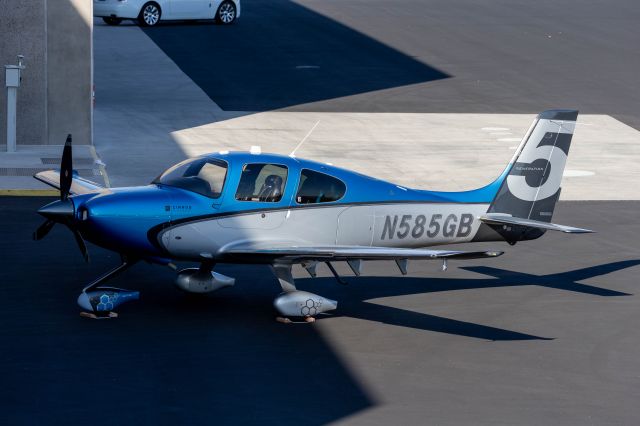 Cirrus SR-22 (N585GB)