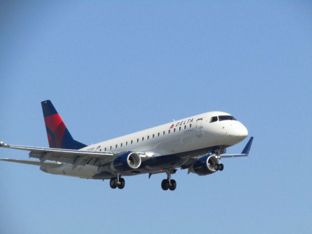 EMBRAER 175 (long wing) (N302SY) - Landing RWY 20R