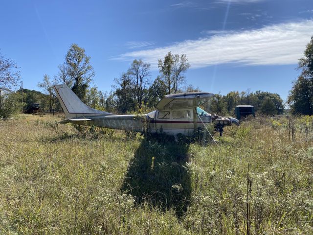 Cessna Skylane (N3142Y) - Sitting in a field, Cabot AR