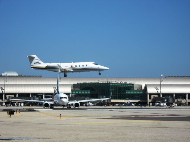 Learjet 25 (N277AL) - Landing on RWY 19R