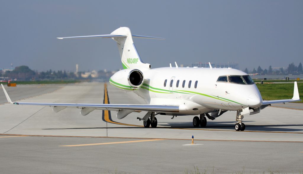 Bombardier Challenger 300 (N604RF)