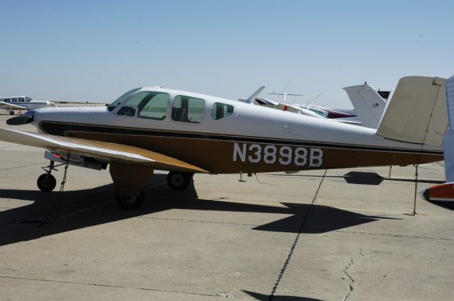 Beechcraft 35 Bonanza (N3898B)