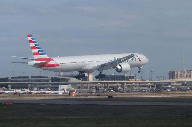 Boeing 777-200 (N724AN)